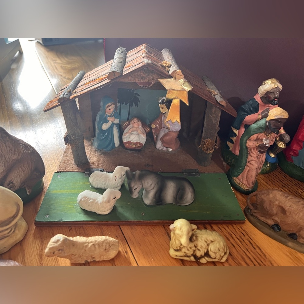Nativity Scene Figurine Set - Picture 2 of 5